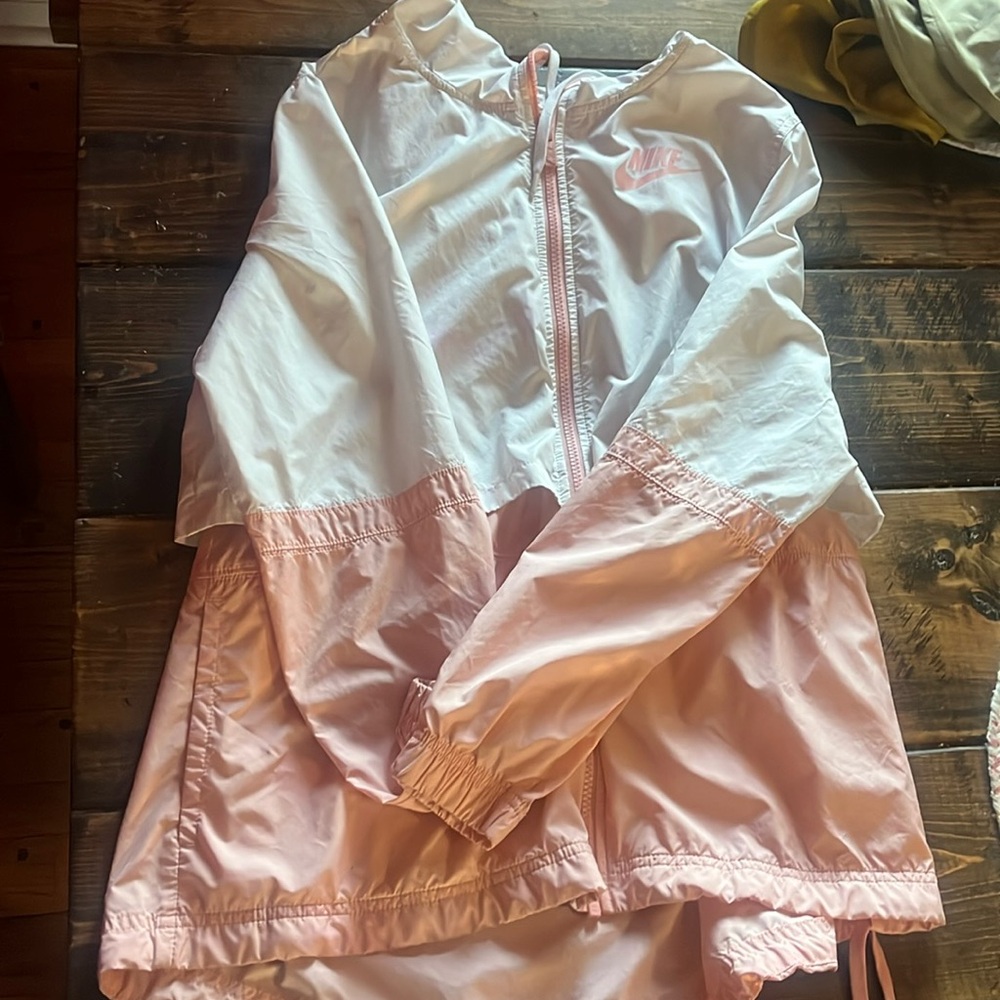 Women’s Nike Windbreaker

Size small

Used- good condition